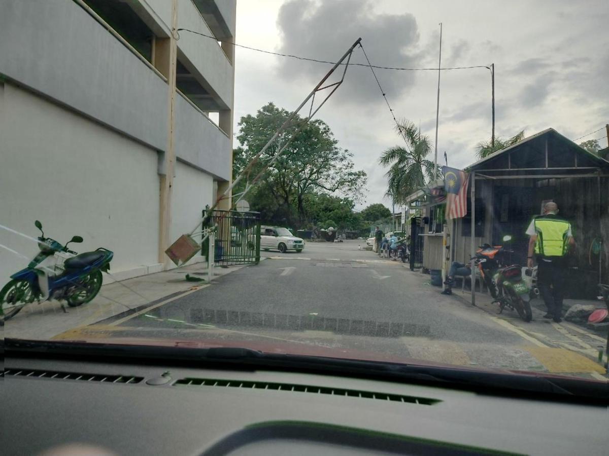 Near Batu Burok, Hospital Hsnz, Ktcc Mall, Drawbridge C Apartment *